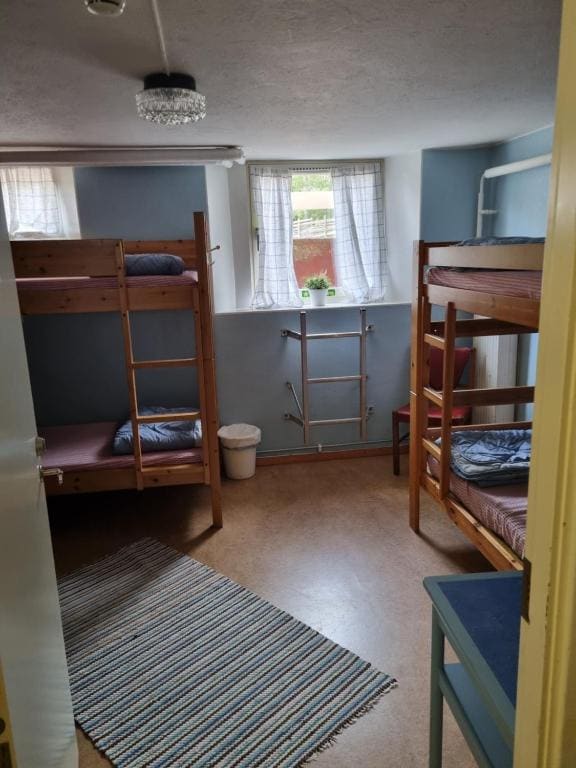 Family Room with Shared Bathroom room - Image 3