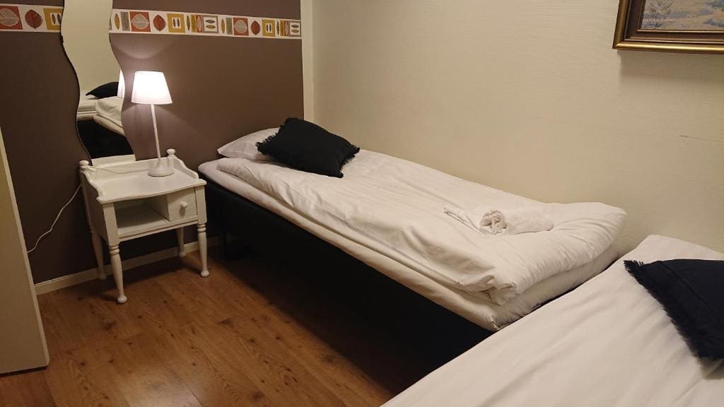 Economy Twin Room with Shared Bathroom room - Image 1