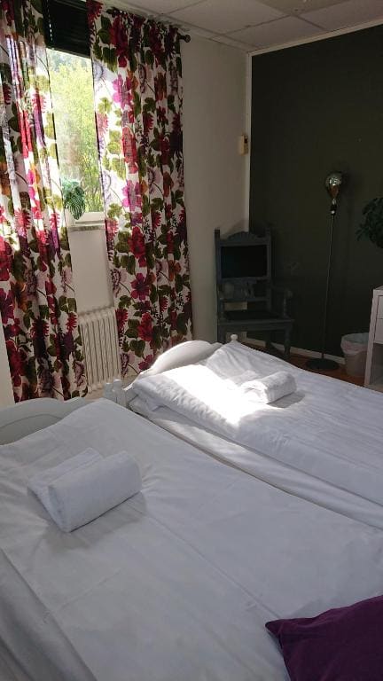 Standard Twin Room with Shared Bathroom room - Image 1