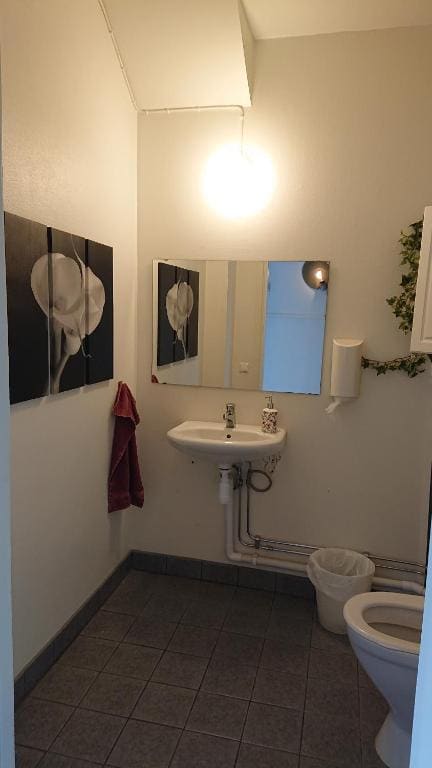 Twin Room with Shared Bathroom room - Image 2