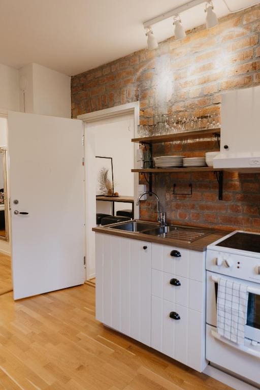 Three-Bedroom Apartment room - Image 1