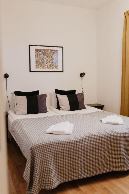 Three-Bedroom Apartment room - Image 2