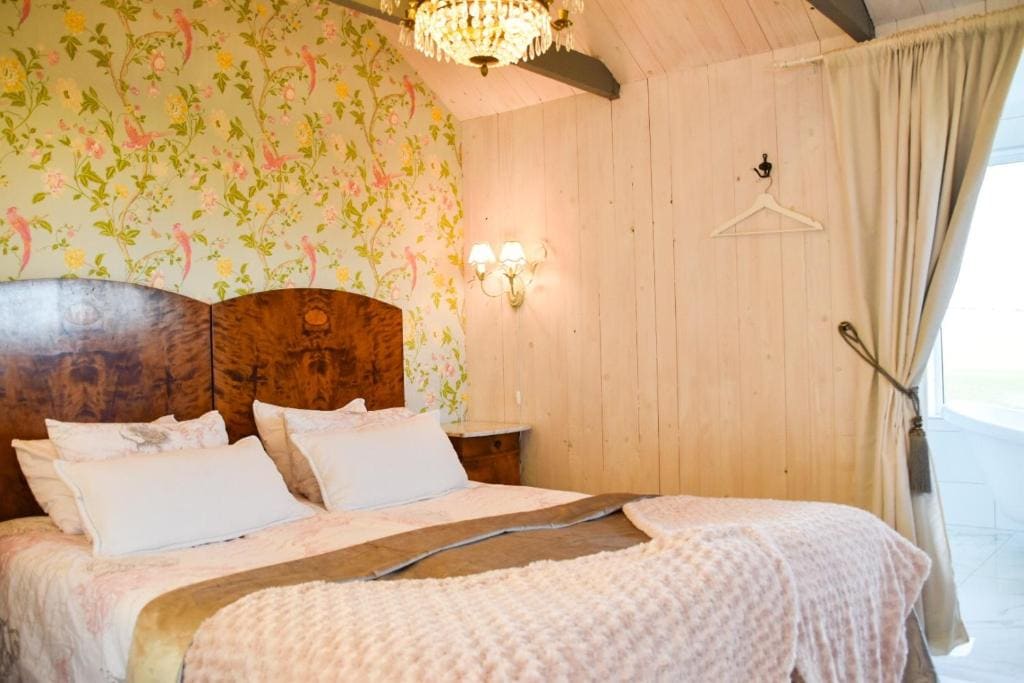 Deluxe Double Room with Bath room - Image 2