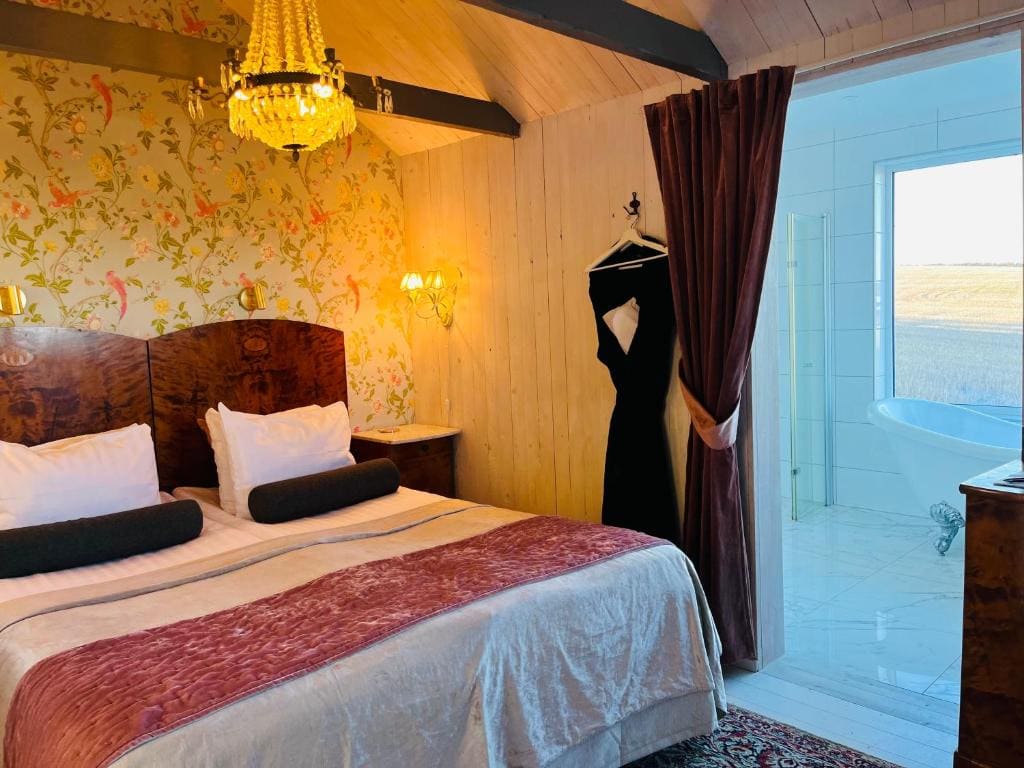 Deluxe Double Room with Bath room - Image 3