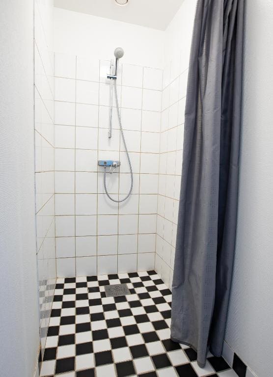 Small Double Room with Shared Bathroom 140cm bed room - Image 3