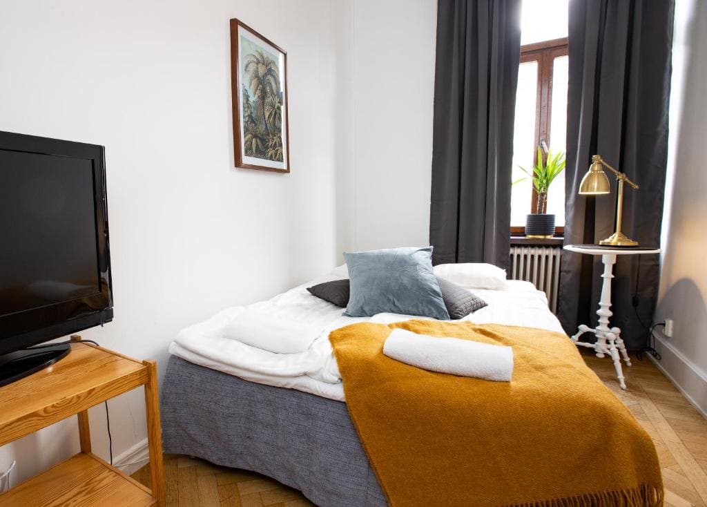 Small Double Room with Shared Bathroom 140cm bed room - Image 1