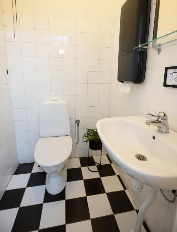 Small Double Room with Shared Bathroom 140cm bed room - Image 2