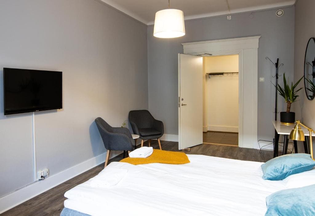 Double Room with Shared Bathroom room - Image 3