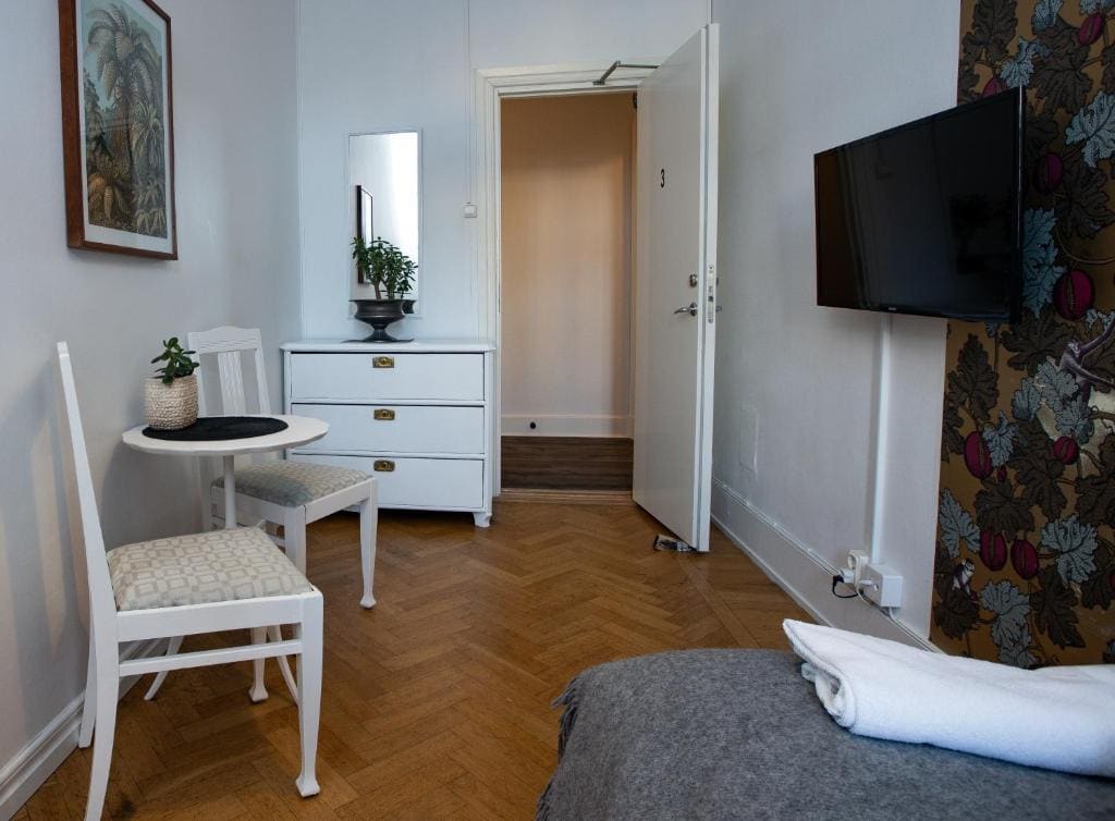Single Room with Shared Bathroom room - Image 3