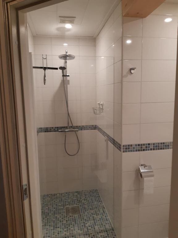 Deluxe Double Room with Shower room - Image 3