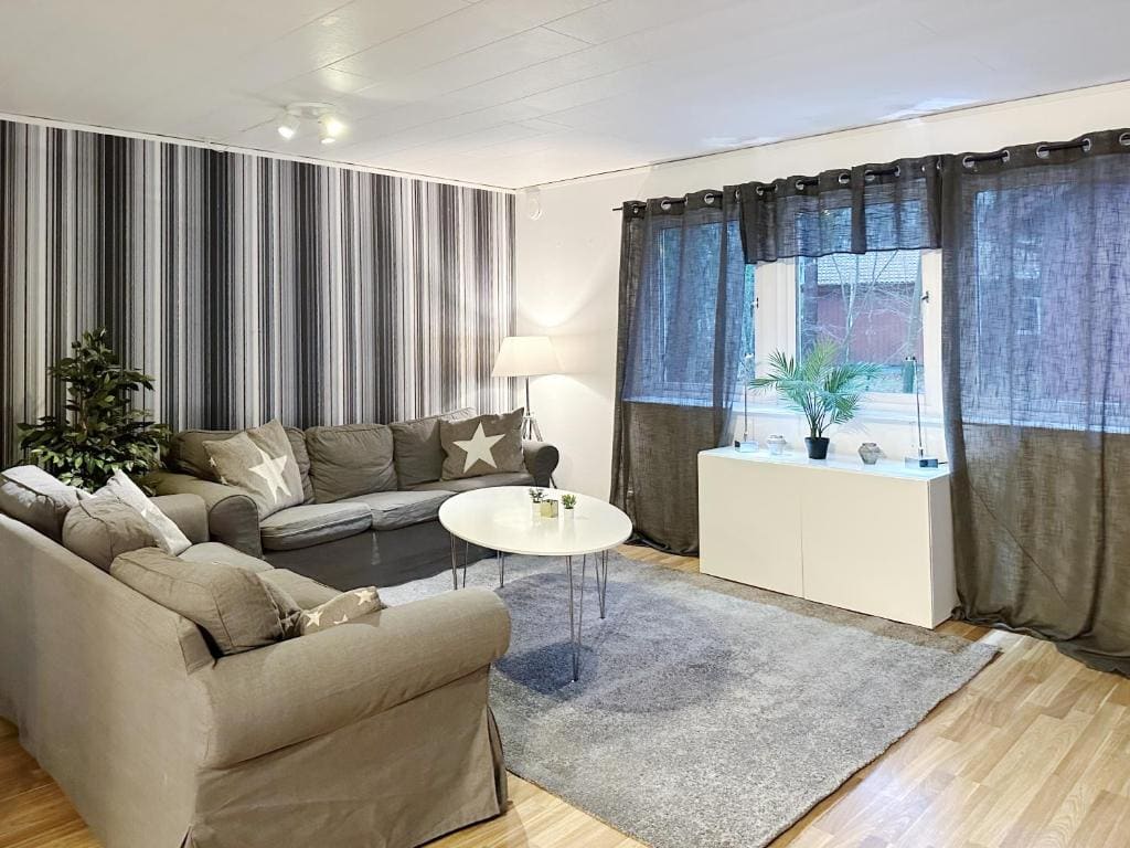 Holiday Home - No pets allowed room - Image 1