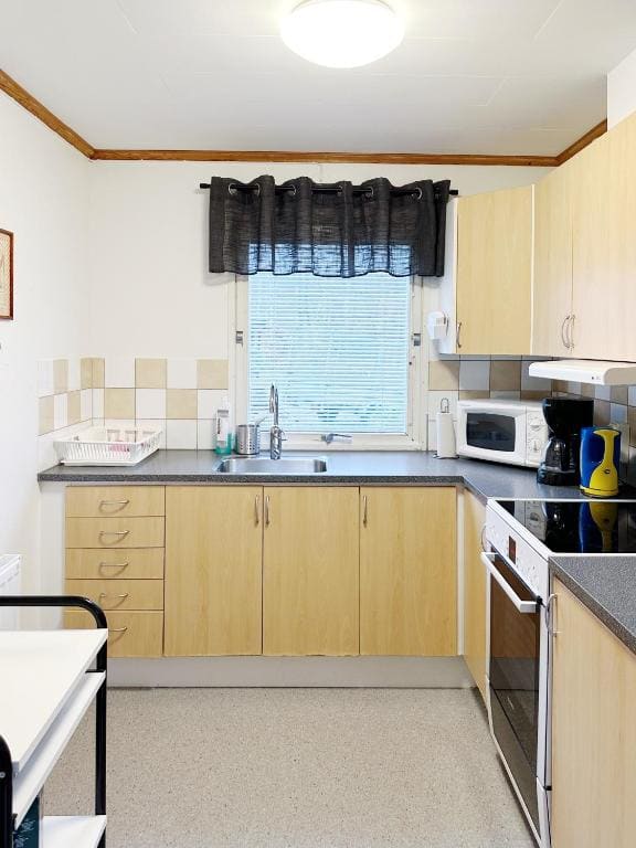 Two-Bedroom House - No Pets Allowed room - Image 3
