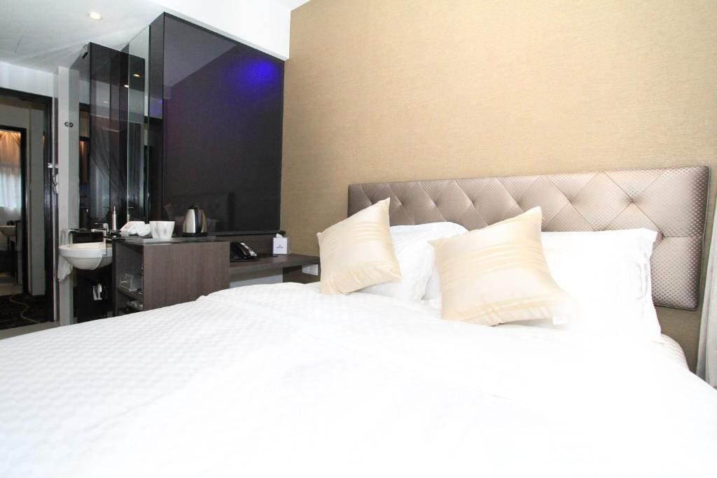 Deluxe King Room room - Image 3