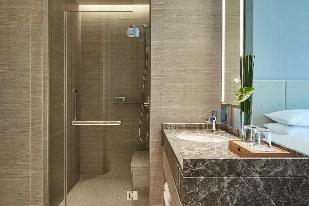 Premier Guest Room, 2 Twin, Skyline View, High Floor room - Image 3