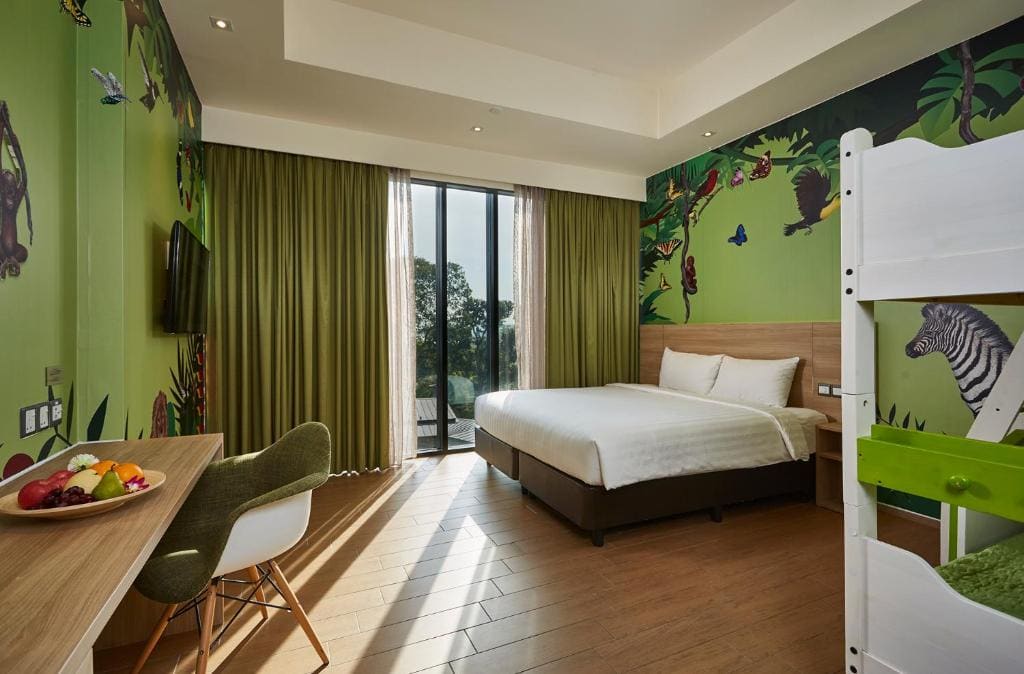 Standard Family Room room - Image 2