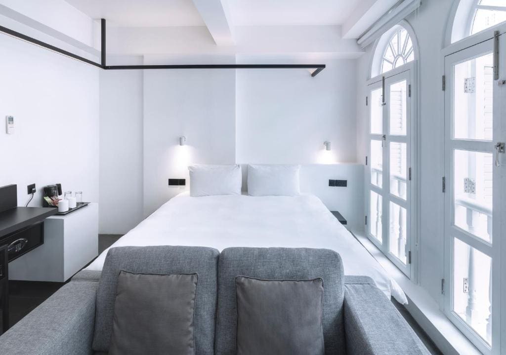 Studio King with Sofa room - Image 1