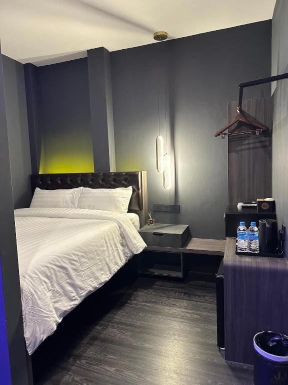 Premier Double (no window) room - Image 3