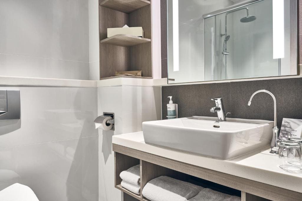 Deluxe Triple Room, 1 King Bed and 1 Single Bed room - Image 3