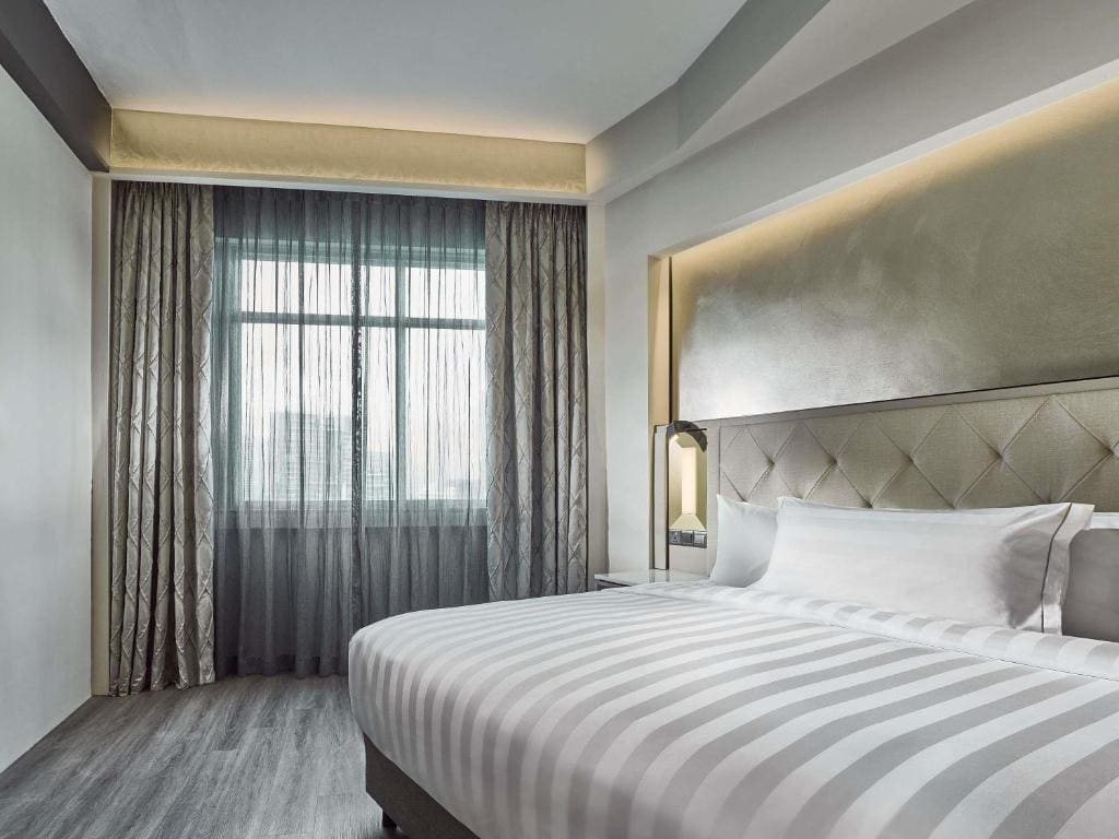 Executive Suite, 1 King Bed room - Image 1