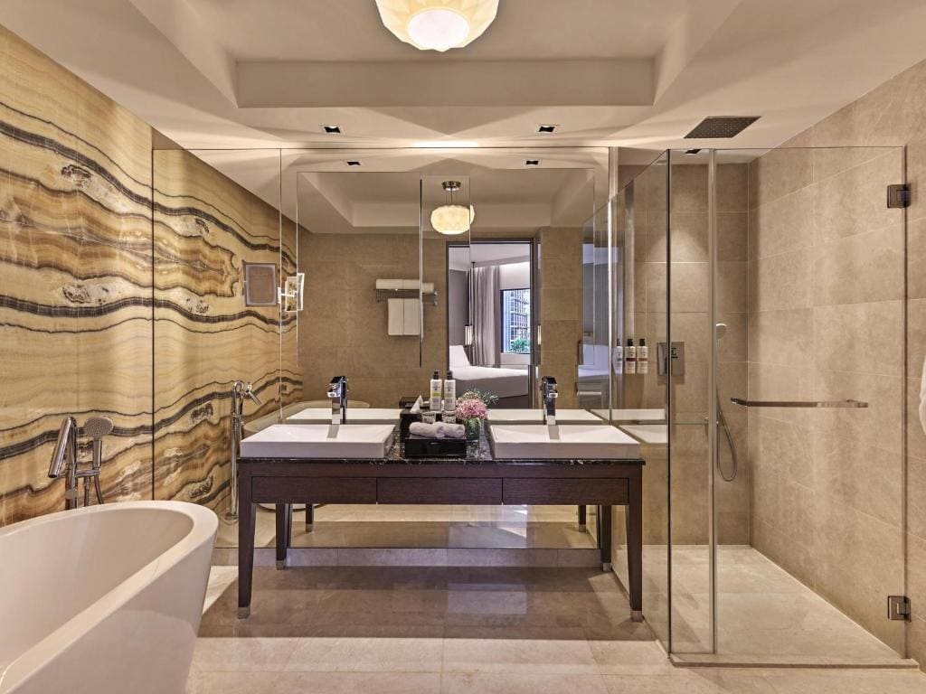 Pullman Suite, 1 King Bed, High Floor, Lounge Access room - Image 3