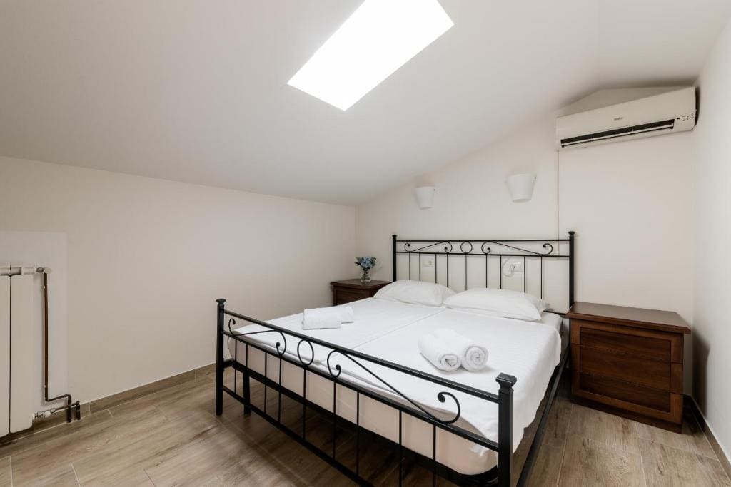 Small Double Room room - Image 3