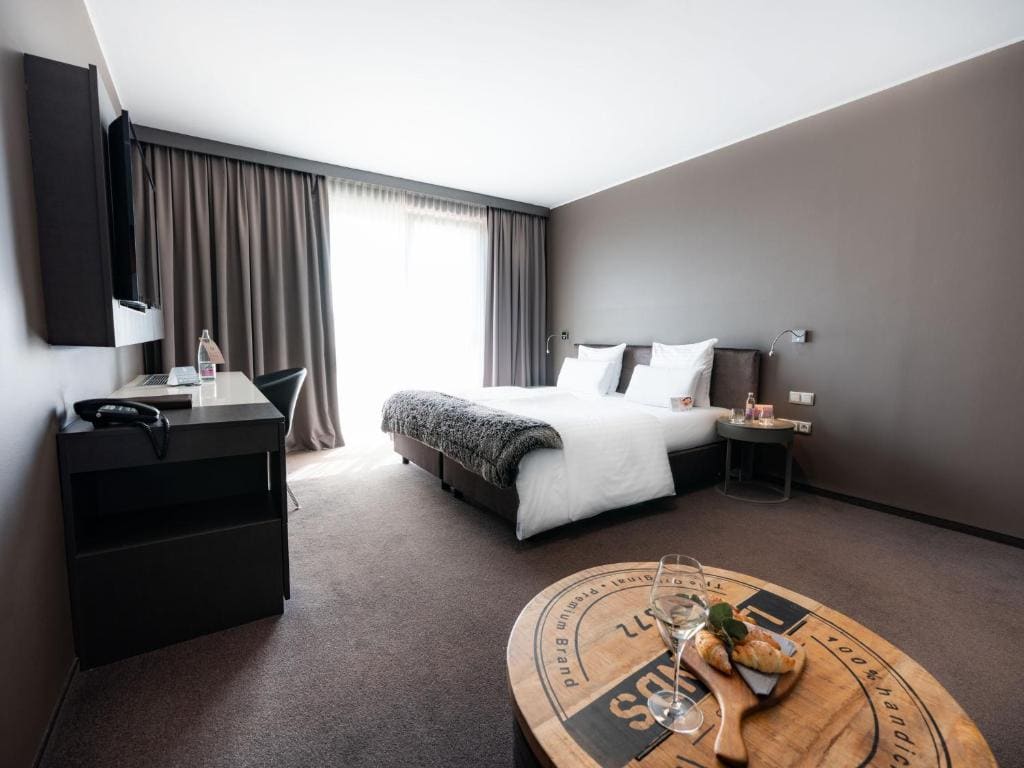 Superior Double Room with River View room - Image 3