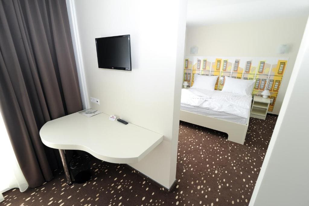 One-Bedroom Suite with City View room - Image 2