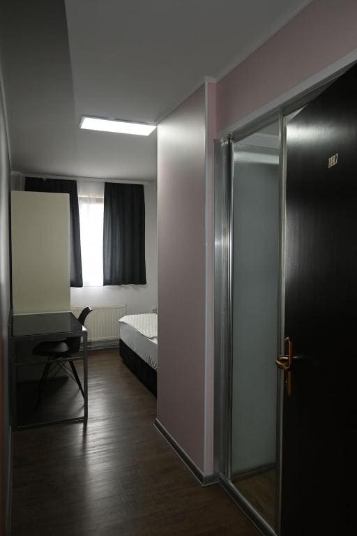 Twin Room with Private Bathroom room - Image 2