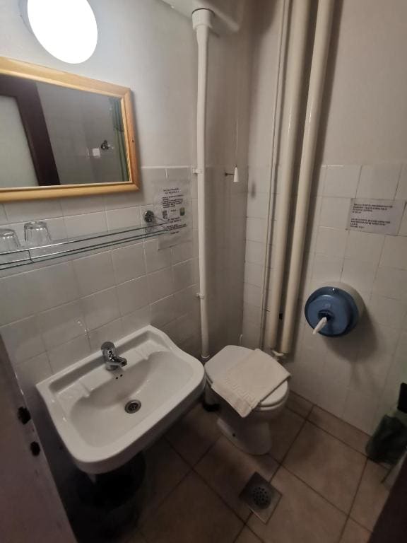 Twin Room with Private Bathroom room - Image 2