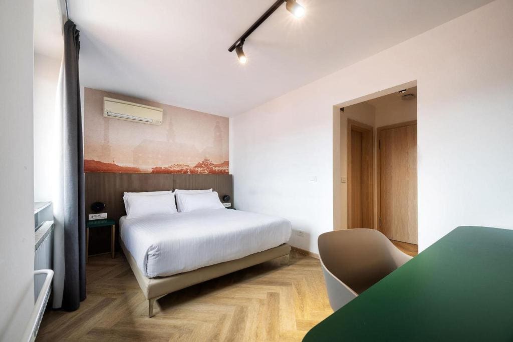 Deluxe Room room - Image 3