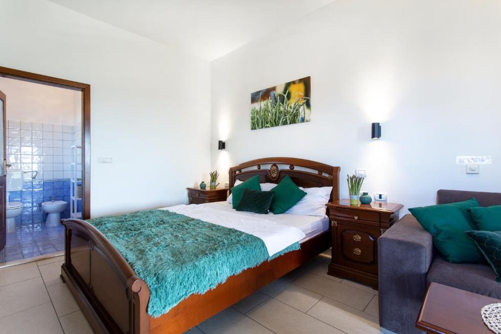 Double Room with Extra Bed room - Image 3