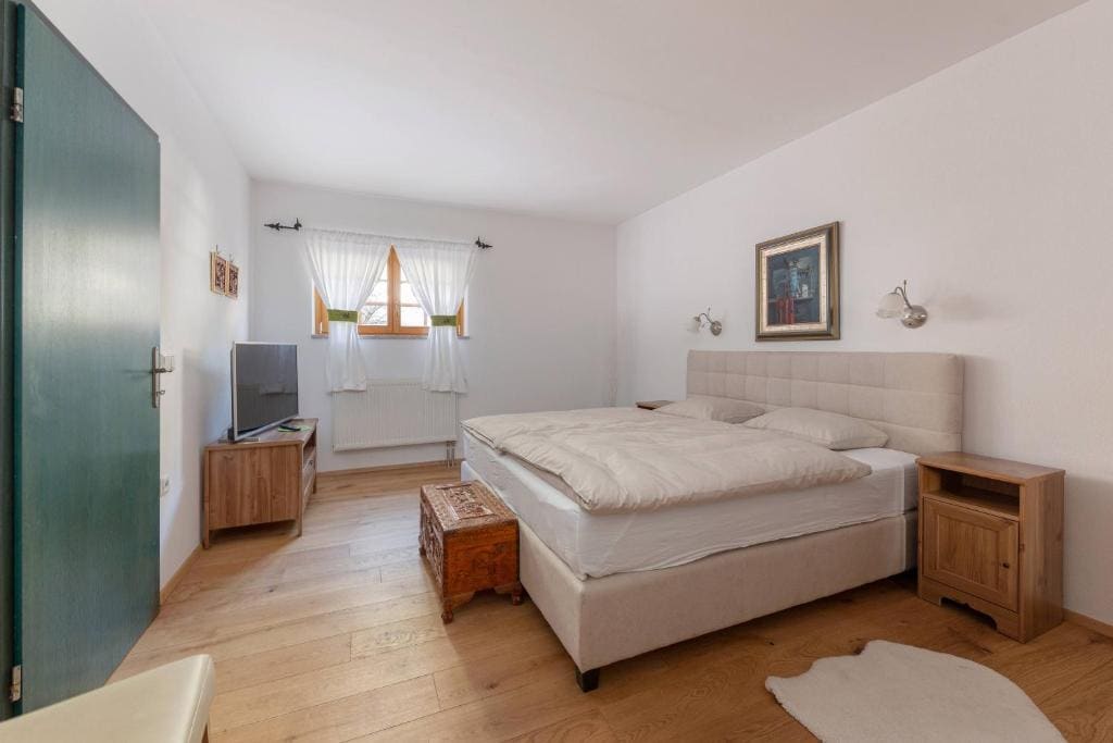 One-Bedroom Apartment room - Image 2