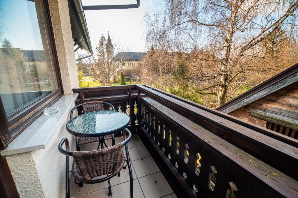 Family Room with Balcony room - Image 2