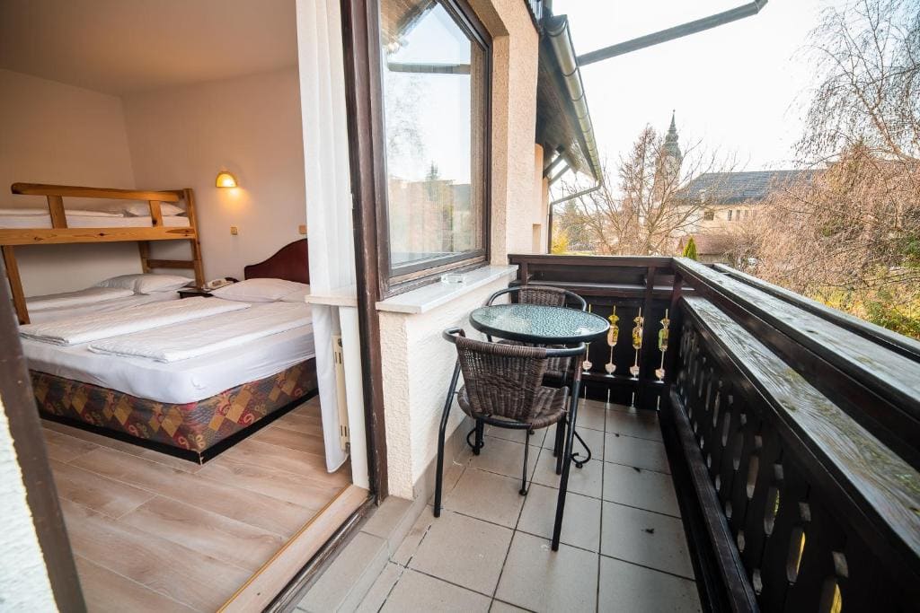 Family Room with Balcony room - Image 3