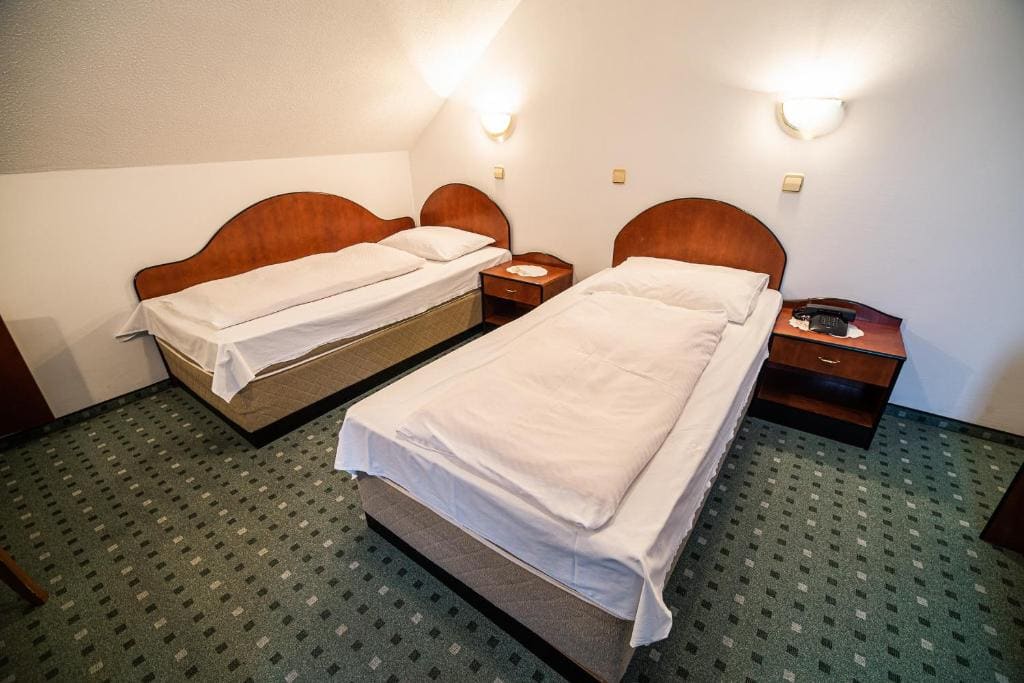 Twin Room with Balcony room - Image 3