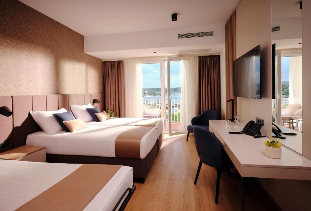 Twin Room with Balcony room - Image 3
