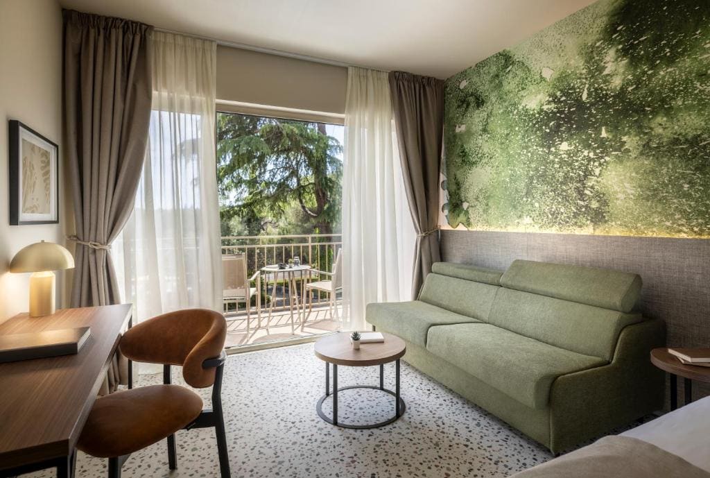 Family Room with Balcony room - Image 3