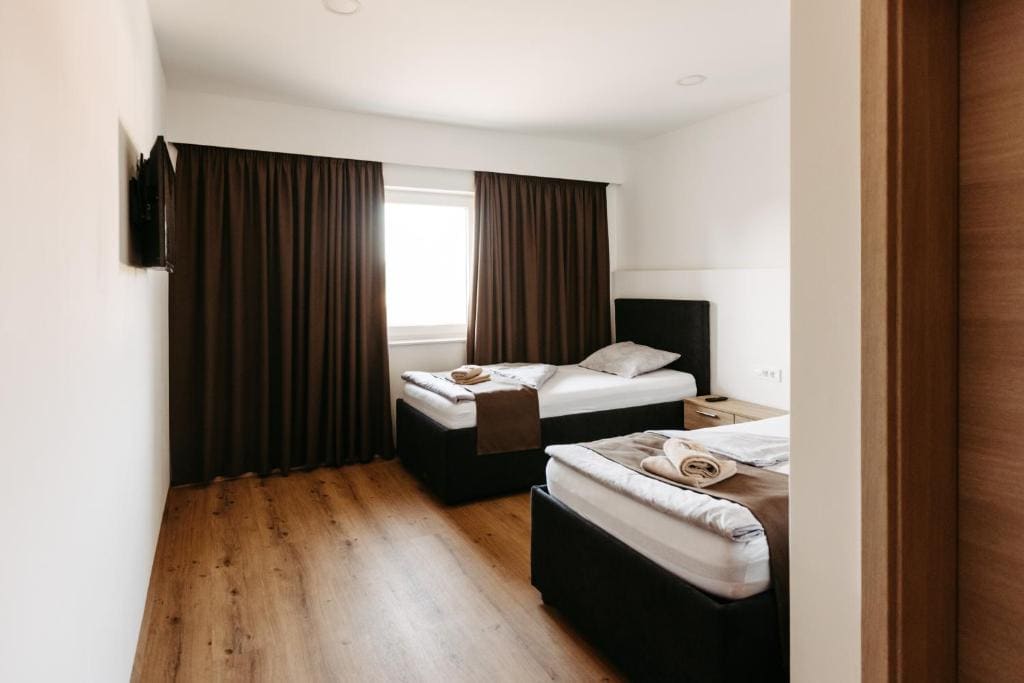 Twin Room with Extra Bed room - Image 2