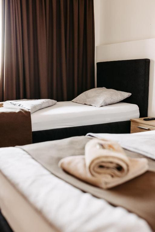 Twin Room with Extra Bed room - Image 1