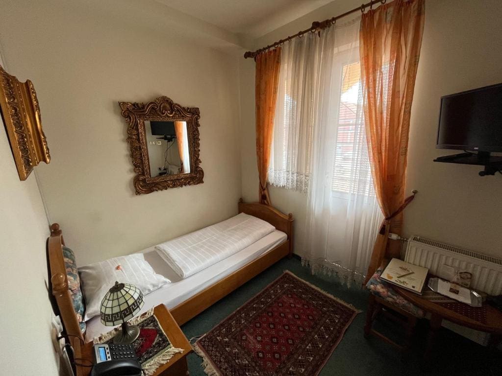 Small Single Room room - Image 3