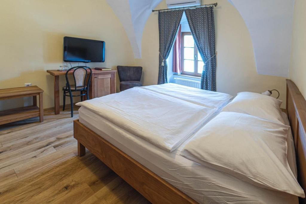 Double Room with Balcony room - Image 3
