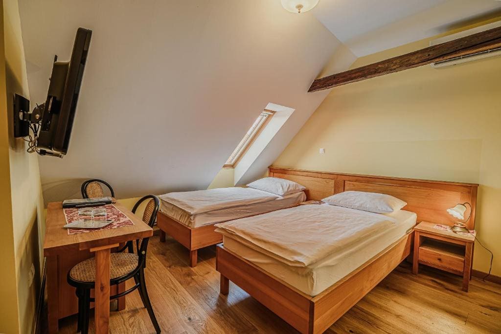 Twin Room with Bathroom room - Image 2