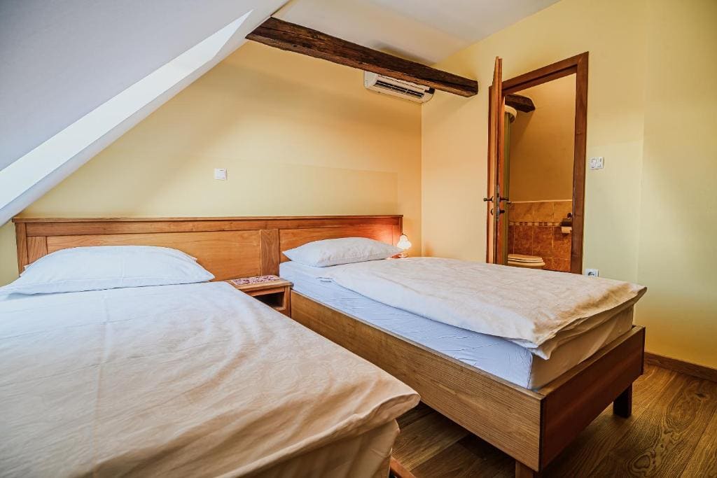 Twin Room with Bathroom room - Image 3