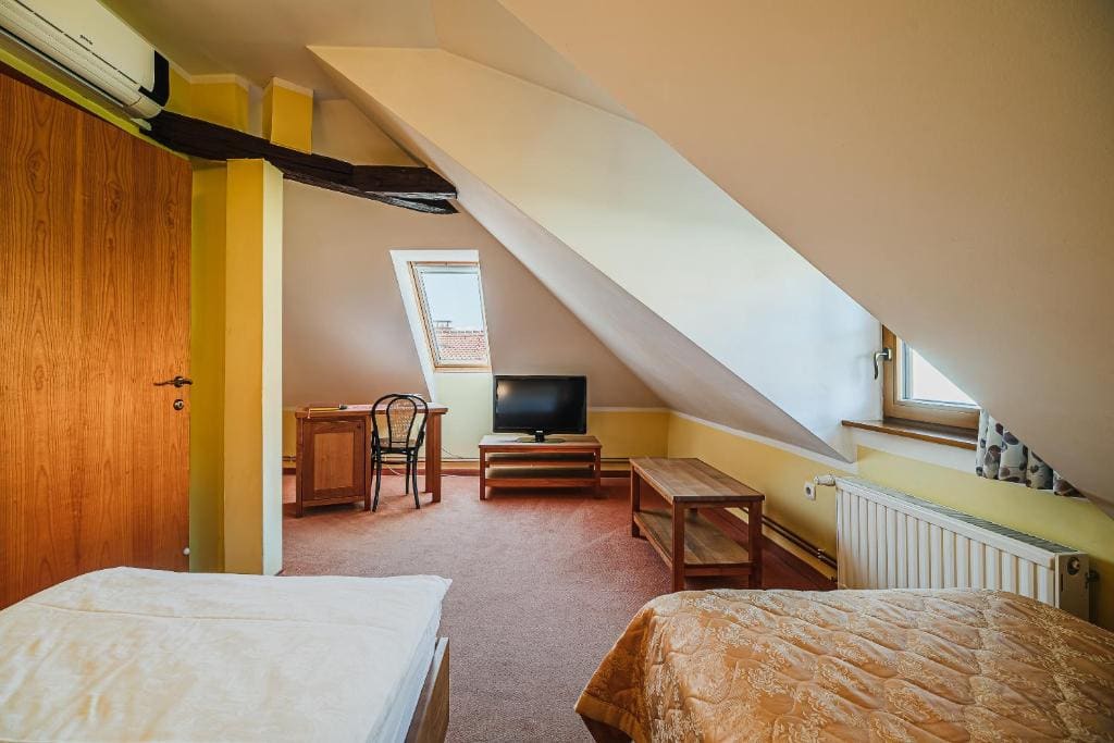 Twin Room with Landmark View room - Image 2