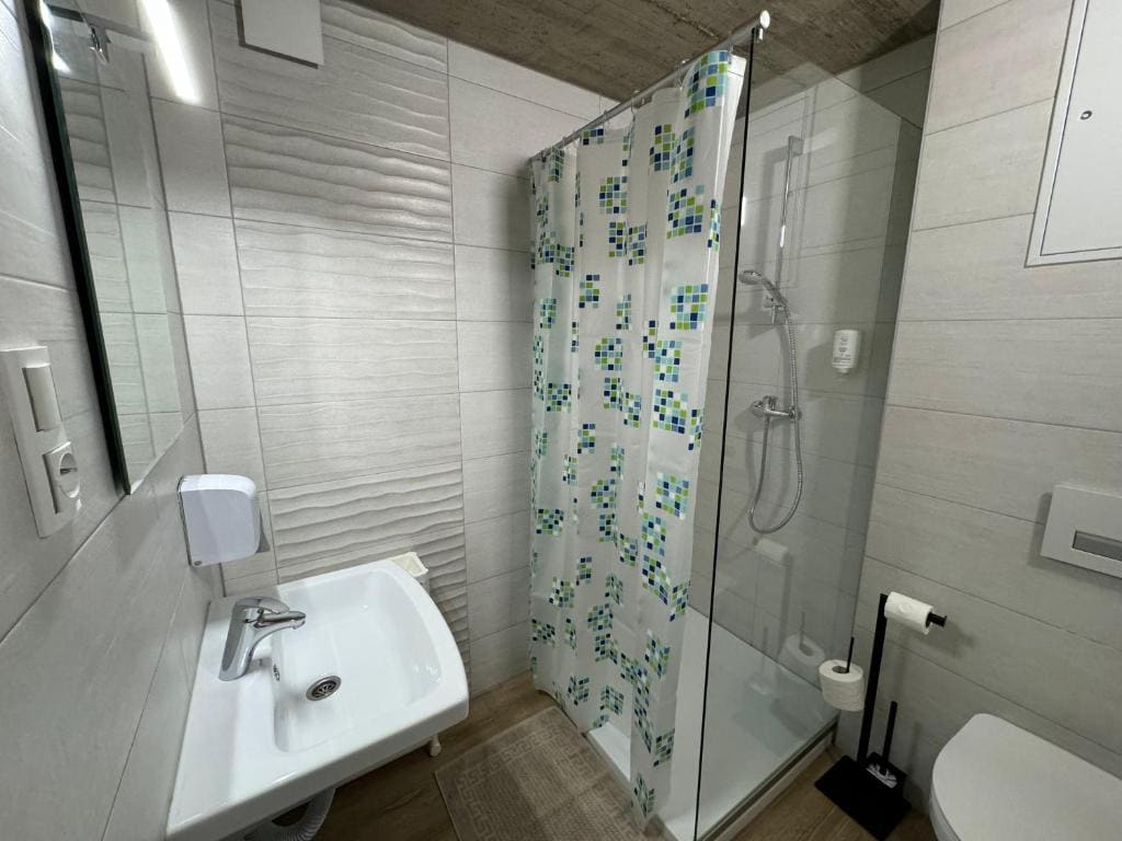 Quadruple Room with Private Bathroom room - Image 2