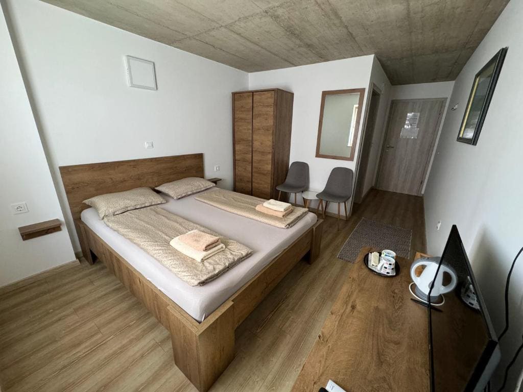 Double Room with Private Bathroom room - Image 2