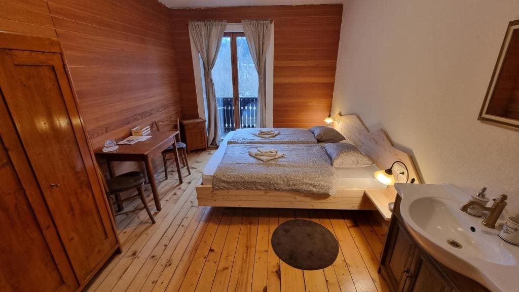Double Room with Shared Bathroom room - Image 3
