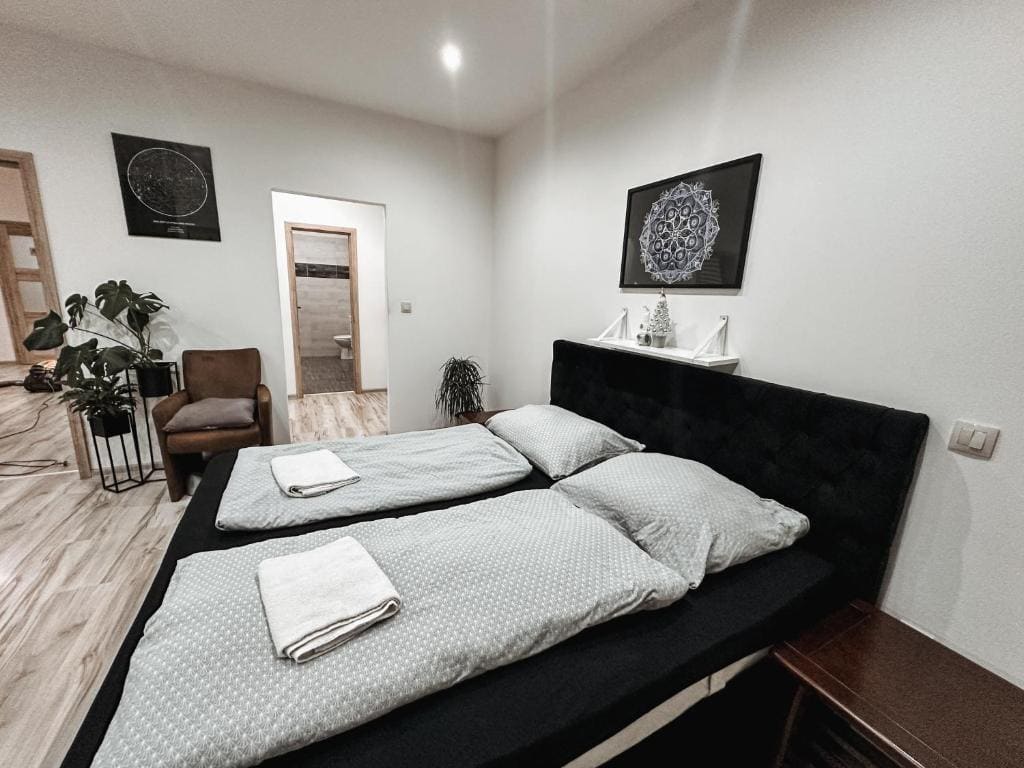 Deluxe One-Bedroom Apartment room - Image 1