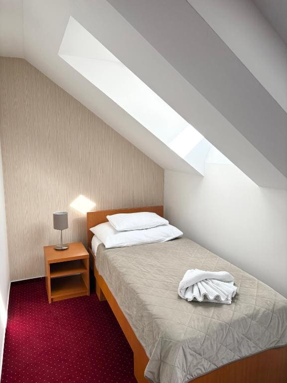 Classic Quadruple Room room - Image 3