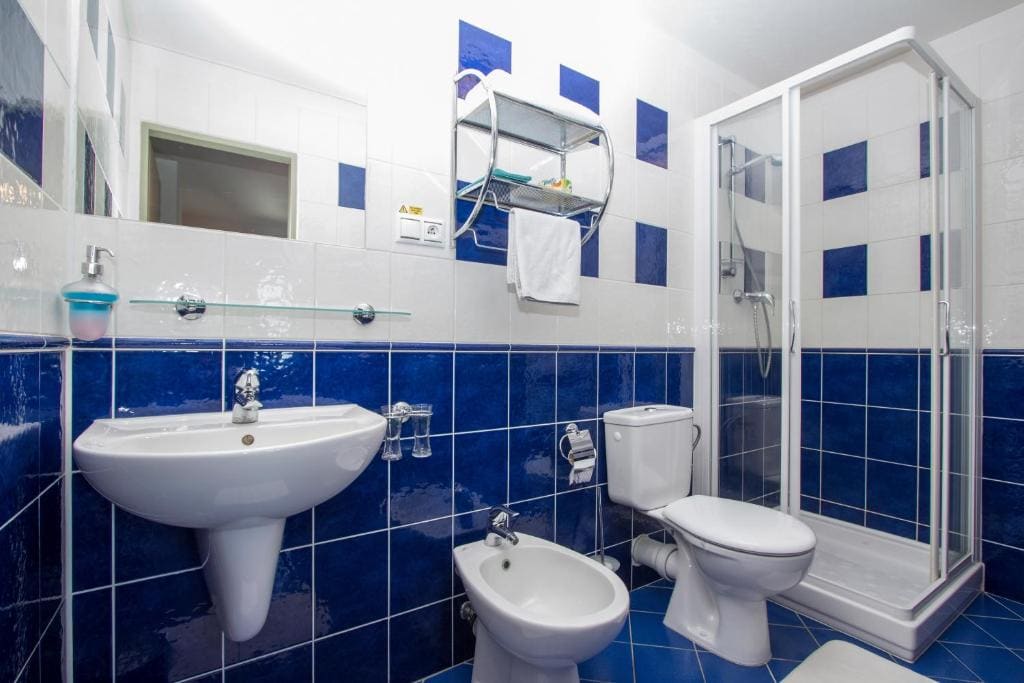 Single Room with Private Bathroom room - Image 1